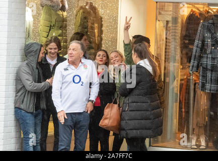 Brentwood, Essex, Royaume-Uni. 2e Nov 2019. Des fans de l'Angleterre sous la pluie à l'extérieur d'un pub à regarder l'Afrique du Sud contre l'Angleterre match de rugby. Crédit : Ian Davidson/Alamy Live News Banque D'Images