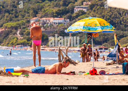 Tenda Gialla, Province de Grosseto, Toscane, Italie - Septembre 03, 2019 : Les gens sont au repos, les bains de soleil et la natation sur Tenda Gialla plage en Province Banque D'Images