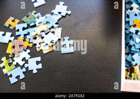 Télévision Vue de dessus des pièces du puzzle sur la table dans la salle de jeu comme dispersés de house et fort Banque D'Images