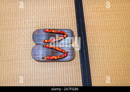 Télévision Vue de dessus de chaussures geta sur tatamis à l'intérieur piscine chambre dans maison traditionnelle japonaise avec personne Banque D'Images
