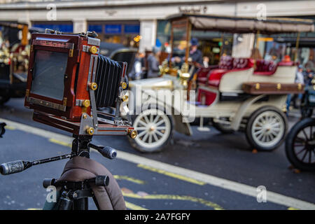 London UK 02 novembre 2019 Appareil photo style accordéon et, vers 1900, pris des photos de la voitures anciennes à l'ancien combattant au Bonham's Londres à Brighton exécuter Paul Quezada-Neiman/Alamy Live News Crédit : Paul/Quezada-Neiman Alamy Live News Banque D'Images