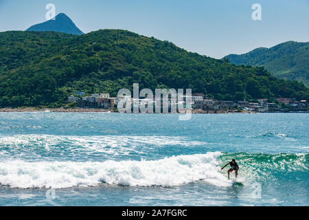 Du surf à la belle mer qui entoure l'île de Mun robinet (également connu sous le nom de Île Grass), l'une des nombreuses îles de Hong Kong Banque D'Images