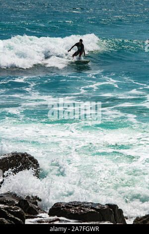 Du surf à la belle mer qui entoure l'île de Mun robinet (également connu sous le nom de Île Grass), l'une des nombreuses îles de Hong Kong Banque D'Images