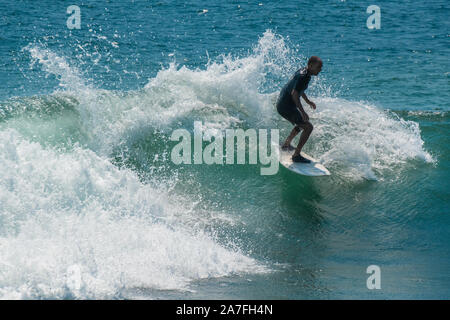 Du surf à la belle mer qui entoure l'île de Mun robinet (également connu sous le nom de Île Grass), l'une des nombreuses îles de Hong Kong Banque D'Images