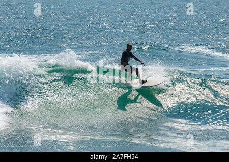 Du surf à la belle mer qui entoure l'île de Mun robinet (également connu sous le nom de Île Grass), l'une des nombreuses îles de Hong Kong Banque D'Images