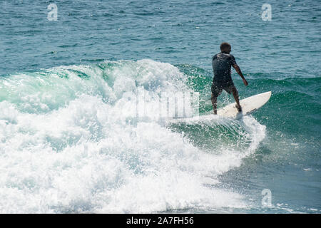 Du surf à la belle mer qui entoure l'île de Mun robinet (également connu sous le nom de Île Grass), l'une des nombreuses îles de Hong Kong Banque D'Images