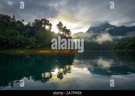 Lever du soleil sur le lac Cheow Lan dans le parc national de Khao Sok, Thaïlande Banque D'Images