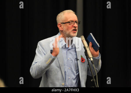 Swindon, Royaume-Uni. 02 Nov 2019. Leader du travail adresses Jeremy Corbyn résidents de Swindon comme faisant partie de la main-d'soirées entre adultes campagne électorale générale. Credit:Daniel Crawford/Alamy Live News Banque D'Images