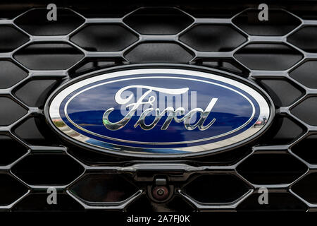 Kielce, Pologne, le 16 mars 2019 : Ford signe sur une voiture grillel. La Ford Motor Company est un constructeur automobile multinationale américaine basée à Dearborn. Banque D'Images