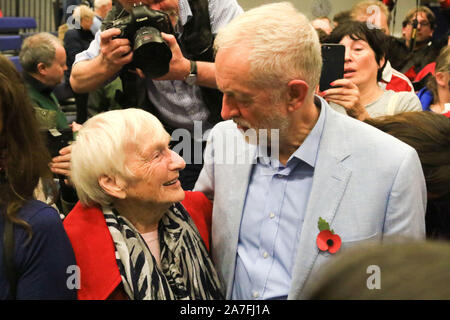 Swindon, Royaume-Uni. 02 Nov 2019. Leader du travail se réunit Jeremy Corbyn résidents de Swindon et pose pour des photographies comme une partie de la main-d'soirées entre adultes campagne électorale générale. Credit:Daniel Crawford/Alamy Live News Banque D'Images