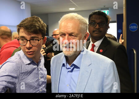 Swindon, Royaume-Uni. 02 Nov 2019. Leader du travail Jeremy Corbyn quitte le bâtiment après l'adressage des résidents de Swindon comme faisant partie de la main-d'soirées entre adultes campagne électorale générale. Credit:Daniel Crawford/Alamy Live News Banque D'Images