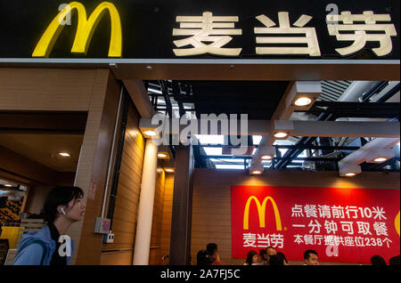 McDonalds dans la partie continentale de Chine - ici, à la gare ferroviaire de Guangzhou en Chine Banque D'Images