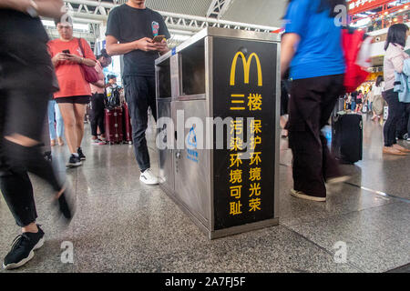 McDonalds dans la partie continentale de Chine - ici, à la gare ferroviaire de Guangzhou en Chine Banque D'Images