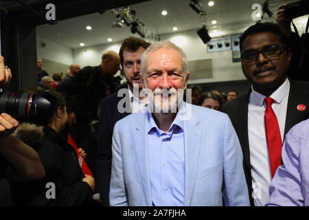 Leader du travail Jeremy Corbyn arrivant pour un rassemblement alors que sur la campagne électorale dans la région de Swindon, Wiltshire. Banque D'Images