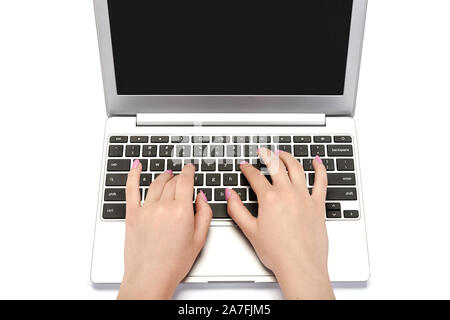 Haut voir l'image de la parfaite femme mains tapant sur un ordinateur portable sur un fond blanc Banque D'Images