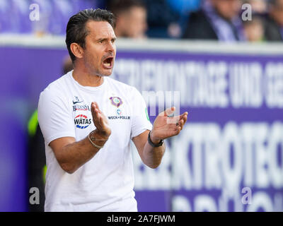 Aue, l'Allemagne. 09Th Nov, 2019. Soccer : 2ème Bundesliga, le FC Erzgebirge Aue - 1er FC Heidenheim, 12e journée, dans le Sparkassen-Erzgebirgsstadion. L'entraîneur d'Aue Dirk Schuster tape ses mains. Crédit : Robert Michael/dpa-Zentralbild/DPA - NOTE IMPORTANTE : en conformité avec les exigences de la DFL Deutsche Fußball Liga ou la DFB Deutscher Fußball-Bund, il est interdit d'utiliser ou avoir utilisé des photographies prises dans le stade et/ou la correspondance dans la séquence sous forme d'images et/ou vidéo-comme des séquences de photos./dpa/Alamy Live News Banque D'Images