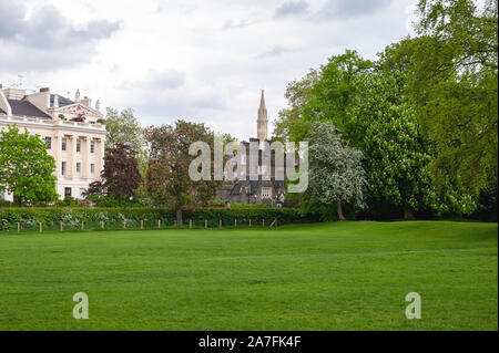 L'architecture de style Régence et Église de Saint Katharine a 200 ans l'église néo-gothique dans le Regent's Park à Londres, au Royaume-Uni. Banque D'Images