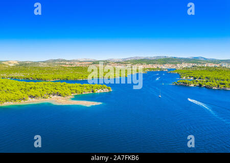 Vue panoramique sur le canal d'entrée de la baie de Sibenik, archipel en Dalmatie, Croatie, drone vue aérienne, belle seascape Banque D'Images