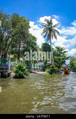 Vieilles maisons traditionnelles sur Khlong, Bangkok, Thaïlande Banque D'Images