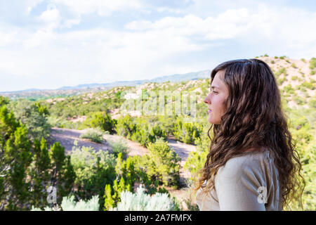 Young woman looking at désert paysage vue d'été à Santa Fe, Nouveau Mexique à Tesuque communauté avec des collines d'arbustes Banque D'Images