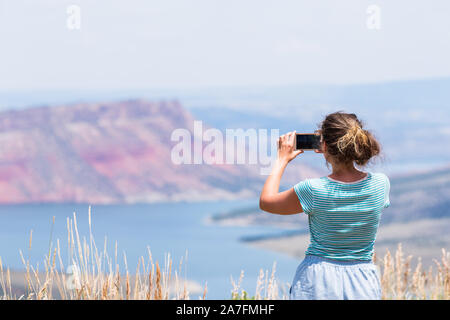 Woman taking photo de Sheep Creek surplombent à Manille, de l'Utah près de Flaming Gorge National Park avec cloudy valley et la rivière Banque D'Images