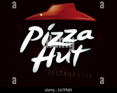 Cracovie, Pologne, le 21 février 2018 : Pizza Hut signe sur le restaurant bannière publicitaire. Pizza Hut est un Américain l'un des plus grands établissements franchisés reste Banque D'Images