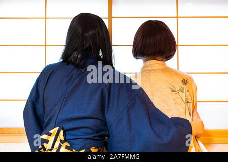 Maison traditionnelle japonaise porte coulissante avec vitre Femme Homme couple romantique et à l'article costume kimono Banque D'Images