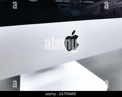 Tarnow, Pologne - 14 octobre 2019:Close-up du logo Apple sur le nouvel iMac Pro le tout-en-un ordinateur personnel dans les ordinateurs Apple Store. Banque D'Images