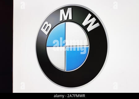 Nowy Sacz, Pologne, le 28 octobre 2019 : BMW signe sur une bannière publicitaire du concessionnaire. BMW est une moto, automobile allemand célèbre et moteur manufacturin Banque D'Images