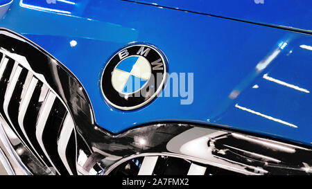 Nowy Sacz, Pologne, le 28 octobre 2019 : BMW signe sur une face d'une voiture grill. BMW est une moto, automobile allemand célèbre la fabrication de moteur et compa Banque D'Images