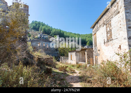 Village fantôme de Kayakoy près de Fethiye dans province de Mugla, Turquie. Banque D'Images