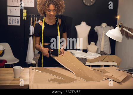 Un jeune créateur de mode de travailler sur son atelier Banque D'Images