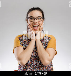 Portrait de femme faisant un visage heureux Banque D'Images