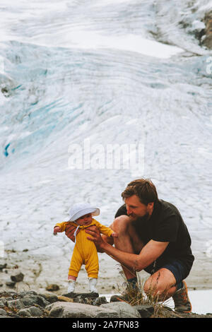 Père et bébé enfant explorer ensemble les montagnes voyage en famille randonnée pédestre avec les enfants la vie de plein air activité vacances d'aventure voyage en Norvège Steindal Banque D'Images