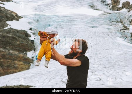 Père de famille heureuse et sa petite fille voyageant ensemble en randonnée dans les montagnes avec les enfants de vie actif vacances d'aventure outdoor en Norvège Steindalsb Banque D'Images