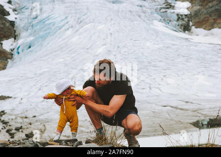 Père et fille bébé voyageant en famille aventure montagne randonnée pédestre avec les enfants la vie active de plein air vacances en Norvège glacier Steindalsbreen Banque D'Images