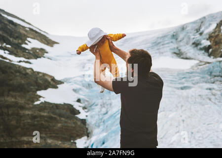 Père avec bébé randonnées ensemble en montagne voyage avec des enfants en toute sécurité avec une assurance vie de la famille vacances d'aventure en plein air en Norvège glacier Steindalsbreen Banque D'Images