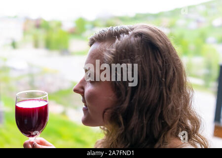 Libre de droits vin rouge dégustation en vue des montagnes de neige Crested Butte fenêtre balcon Appartement Banque D'Images