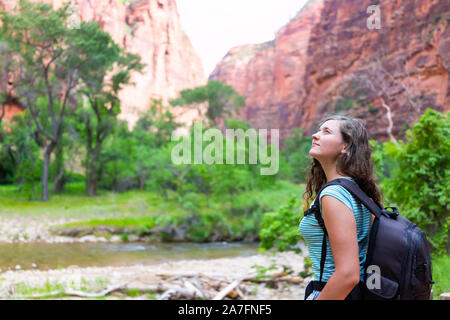 Sentier de promenade en bord de rivière se rétrécit Zion National Park avec jeune femme fille explorer randonnée pédestre par jour d'été sur la rivière avec sac à dos Banque D'Images