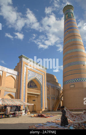 L'islam khoja madrassa et minaret à ichan kala ou ville intérieure de Khiva Ouzbékistan Banque D'Images