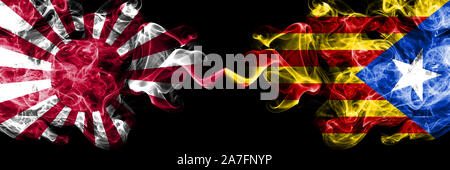 Le Japon soleil levant Catalogne, Espagne vs naval smoky mystic États-Unis drapeaux placés côte à côte. Résumé de voyage soyeux de couleur épais fume bannières Banque D'Images