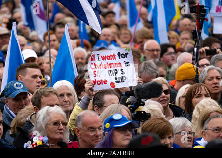 Glasgow, Ecosse, Royaume-Uni. 2 novembre 2019. Les partisans du nationalisme écossais assister à un rassemblement à George Square Glasgow. La manifestation était organisée par le journal national, le journal pro-nationalisme écossais. Premier ministre Nicola Sturgeon abordé le rallye. Sur la photo. Signer suggère SNPO ont 58 députés au Parlement écossais , en fait ils ont 59 en ce moment.Iain Masterton/Alamy Live News. Credit : Iain Masterton/Alamy Live News Banque D'Images