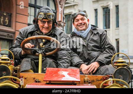 Regent Street, Londres, Royaume-Uni. 09Th Nov, 2019. Le fier propriétaire d'une voiture classique au Concours d'élégance de voitures anciennes. Regent Street de Londres est piétonne pour la journée d'accueillir l'assemblée annuelle de Route 66 Regent Street Motor Show, avec une gamme complète de belles voitures sur l'affichage pour le public, à partir de moteurs classiques à célèbre supercars, véhicules électriques ultra faible et iconique de Route 66 Americana automobiles. Credit : Imageplotter/Alamy Live News Crédit : Imageplotter/Alamy Live News Banque D'Images