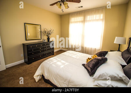 Chambre avec commode noire Banque D'Images