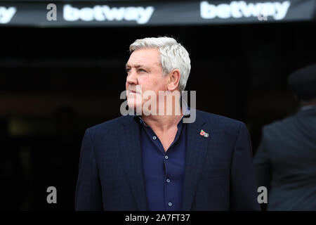 Londres, Royaume-Uni. 09Th Nov, 2019. Le Newcastle l'entraîneur-chef Steve Bruce arrive pour le premier match de championnat entre Newcastle et West Ham United United au Boleyn Ground de Londres, le samedi 2 novembre 2019. (Crédit : Leila Coker | MI News) photographie peut uniquement être utilisé pour les journaux et/ou magazines fins éditoriales, licence requise pour l'usage commercial Crédit : MI News & Sport /Alamy Live News Crédit : MI News & Sport /Alamy Live News Crédit : MI News & Sport /Alamy Live News Banque D'Images