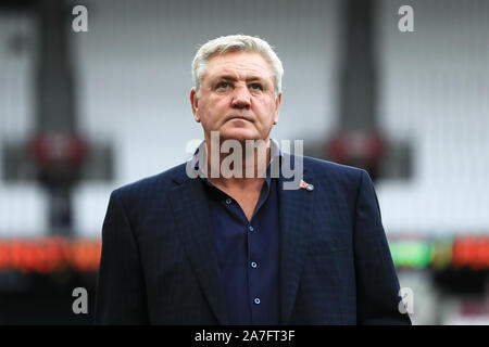 Londres, Royaume-Uni. 09Th Nov, 2019. Le Newcastle l'entraîneur-chef Steve Bruce arrive pour le premier match de championnat entre Newcastle et West Ham United United au Boleyn Ground de Londres, le samedi 2 novembre 2019. (Crédit : Leila Coker | MI News) photographie peut uniquement être utilisé pour les journaux et/ou magazines fins éditoriales, licence requise pour l'usage commercial Crédit : MI News & Sport /Alamy Live News Crédit : MI News & Sport /Alamy Live News Crédit : MI News & Sport /Alamy Live News Banque D'Images