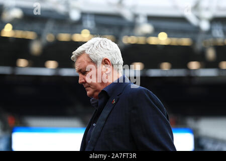 Londres, Royaume-Uni. 09Th Nov, 2019. Le Newcastle l'entraîneur-chef Steve Bruce au cours de la Premier League match entre Newcastle et West Ham United United au Boleyn Ground de Londres, le samedi 2 novembre 2019. (Crédit : Leila Coker | MI News) photographie peut uniquement être utilisé pour les journaux et/ou magazines fins éditoriales, licence requise pour l'usage commercial Crédit : MI News & Sport /Alamy Live News Crédit : MI News & Sport /Alamy Live News Crédit : MI News & Sport /Alamy Live News Banque D'Images