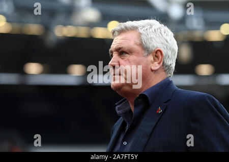 Londres, Royaume-Uni. 09Th Nov, 2019. Le Newcastle l'entraîneur-chef Steve Bruce arrive pour le premier match de championnat entre Newcastle et West Ham United United au Boleyn Ground de Londres, le samedi 2 novembre 2019. (Crédit : Leila Coker | MI News) photographie peut uniquement être utilisé pour les journaux et/ou magazines fins éditoriales, licence requise pour l'usage commercial Crédit : MI News & Sport /Alamy Live News Crédit : MI News & Sport /Alamy Live News Crédit : MI News & Sport /Alamy Live News Banque D'Images