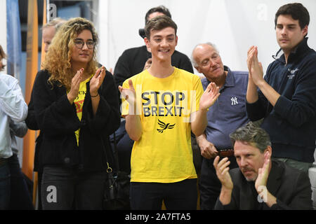 Les membres de l'assistance d'écouter le leader libéral démocrate Jo Swinson parler pendant le lancement de Sam Gyimah campagne MP dans Kensington, un nouveau siège pour le parti, à St Sarkis église arménienne de Kensington, Londres. Banque D'Images