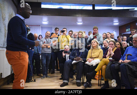 Les membres de l'auditoire écoute MP libéral démocrate Sam Gyimah parler lors du lancement de sa campagne à Kensington, un nouveau siège pour le parti, à St Sarkis église arménienne de Kensington, Londres. Banque D'Images